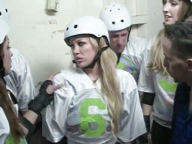 Hot Sex Party: DP를 즐기는 롤러 암캐