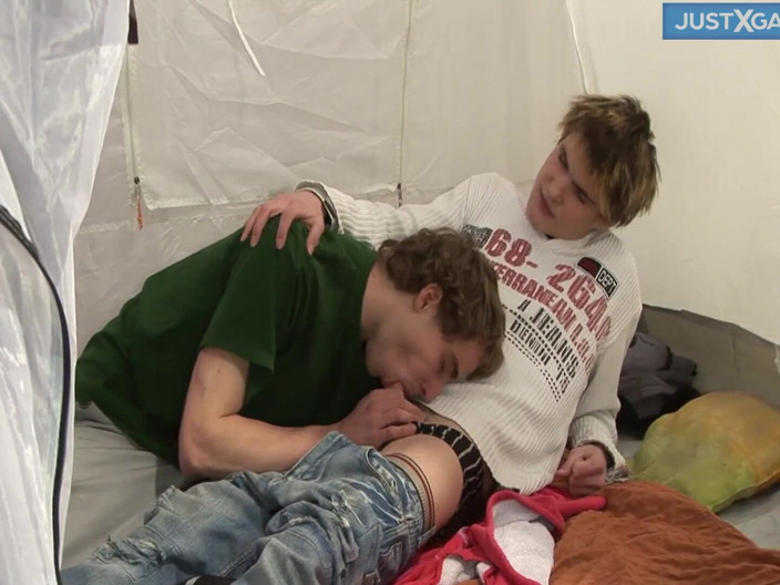 Just X Gays amateur porn: Patrik Janovic und Karel Fox erfreuen sich beim camping gegenseitig...