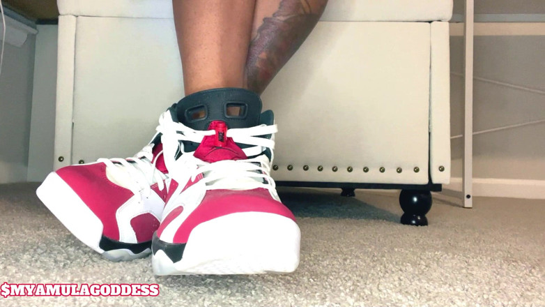 Mya Mula Goddess: Sneaker teef