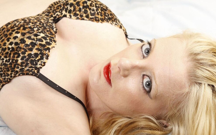 Insatiableme: Kay dvojitě namáčí její hračku