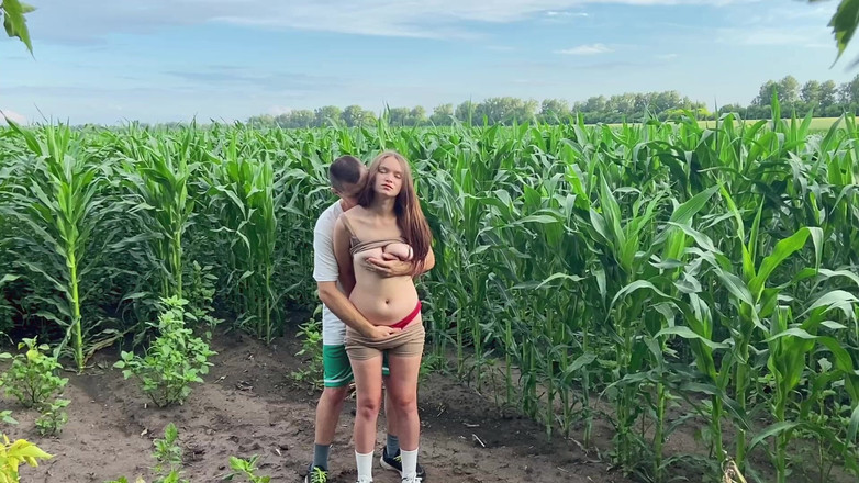 Airaccoon: 옥수수밭을 걷는 동안 이복 여동생과 섹스하는 의붓아버지