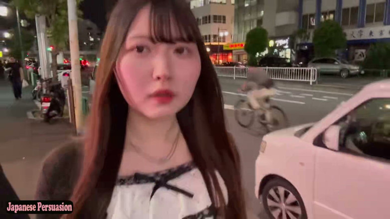 TOKYO HONEY TRAP: Fair Skinned Tidigare Idol med Rocket Curves Serverar i rosa...