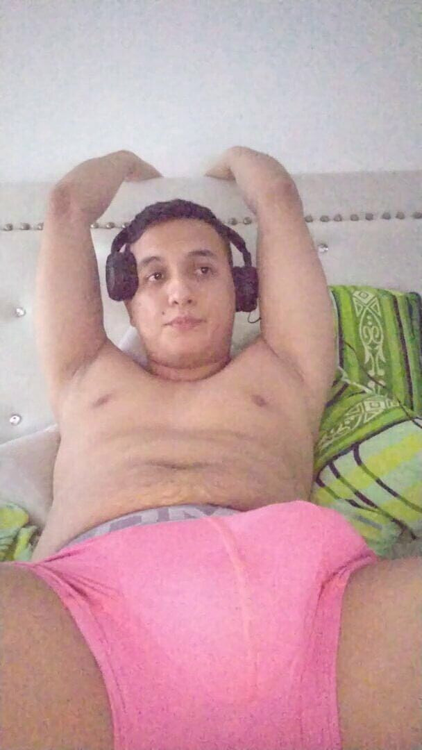 Tomas Styl: Cewek semok latino ini pamer pantatnya diam-diam