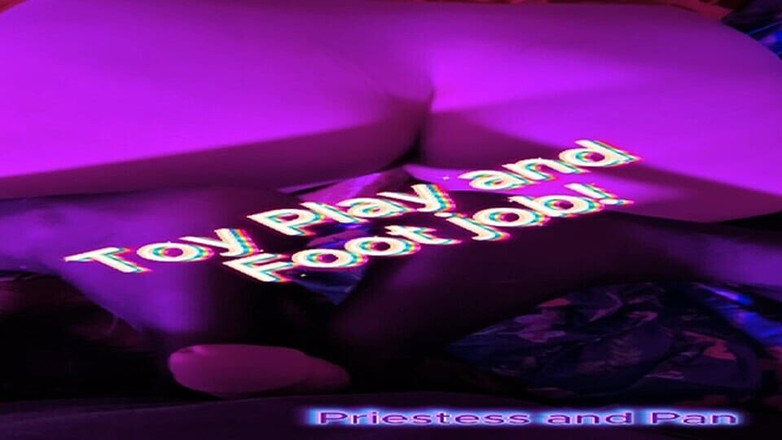 Elaras Pan: Seks oyuncağı naylon ayakla oynuyor, ayaklarına boşalıyor!