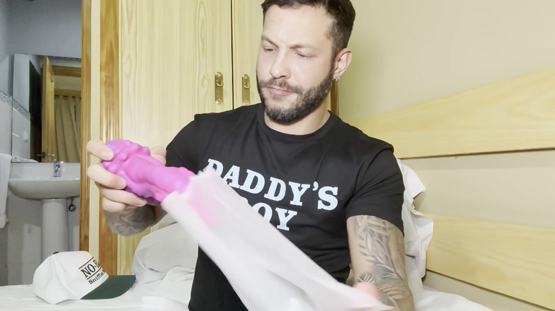 John Brachalli: Mencuba Raksasa Merah Jambu Dildo