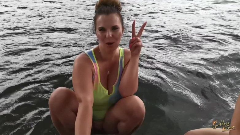 Goddess Lena: O zi pe barcă