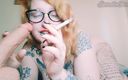 EstrellaSteam: Cô gái gợi cảm hút một điếu thuốc và thổi khói...