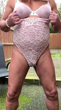 Amateur Crossdresser Kellycd2022 Sexy MILF Outdoors Pissing in My Sexy Bodysuit