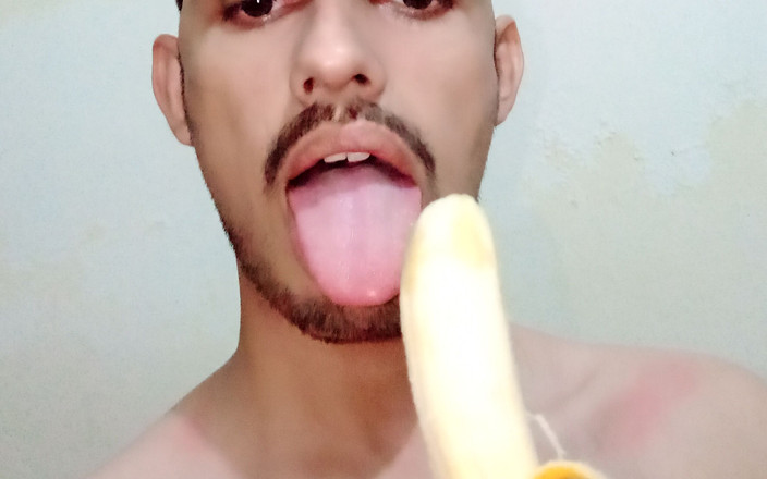 Dolly4u: 我喜欢吮吸香蕉