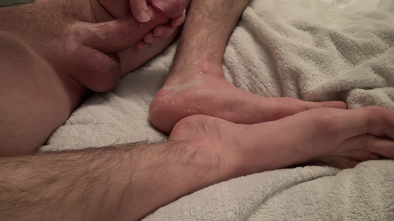 NakedFoxx: Hetero-typ spritzt dicke spermaseile auf seine glatten füße, nahaufnahme