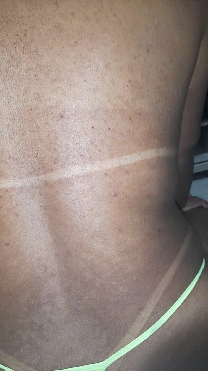 Jr and denies: Si rambut coklat panas di atas sofa