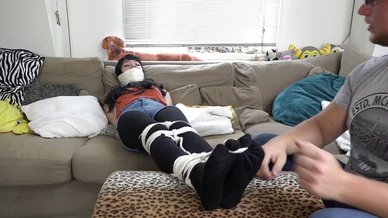 Restricting Ropes: Luna Grey - bâillonnée attachée, chatouillée