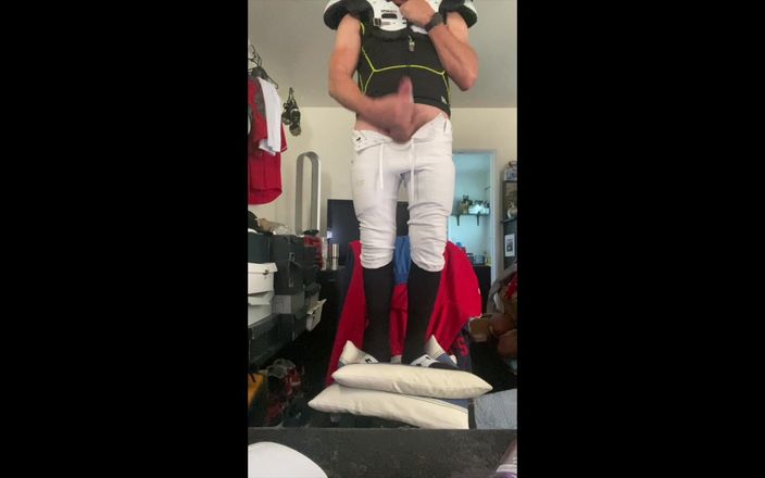 JockDad87: Atleta de futebol Dilf Jockdad87 está super com tesão em...