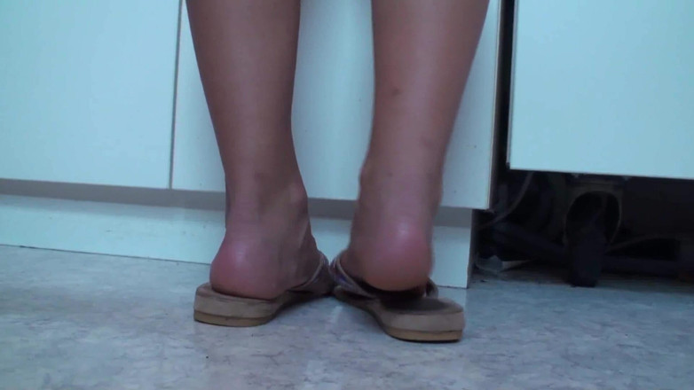 Foot Girls: A closeup on Mandy's feet while she is washing dishes