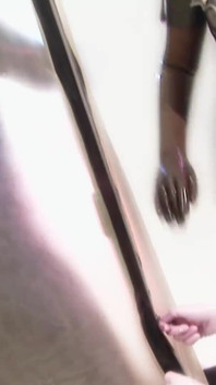 Dwie zamaskowane pisklęta bawią się ze swoim niewolnikiem