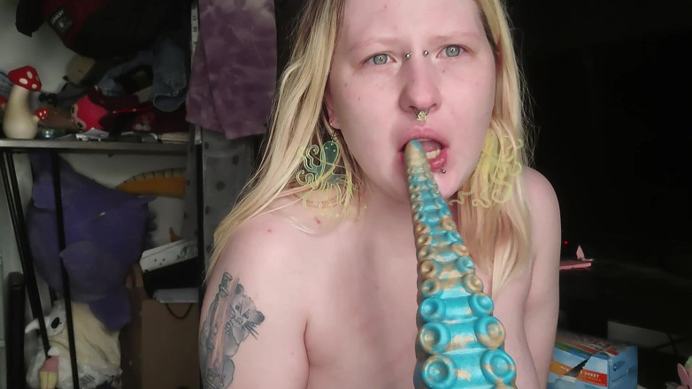 Lori Critter: Exploring My Critter Mouth and Pussy with Huge Dildo