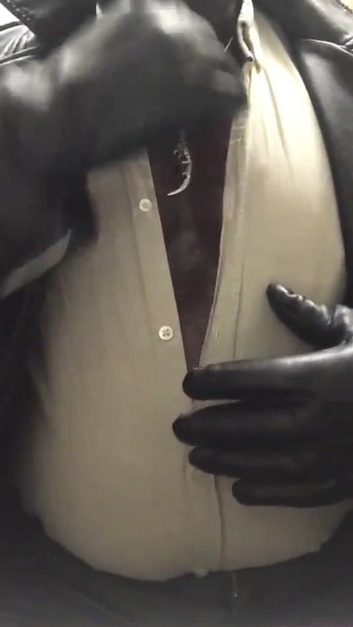 Black smoking muscle stepdad: Sfârcuri îmbrăcate în piele, îmbrăcate, joacă cu burta umflată de fum