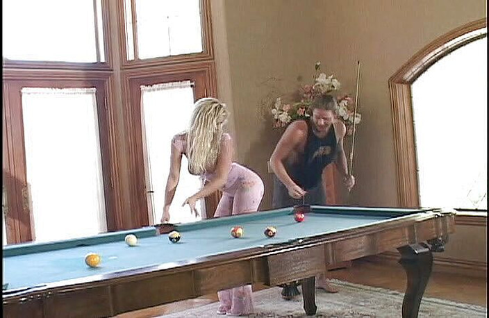 CBD Media: बड़े स्तनों और सुनहरे बालों वाली चोदने लायक मम्मी के छेदों में उँगली की जाती है और अच्छी दिखने वाले आदमी द्वारा चुदाई की जाती है