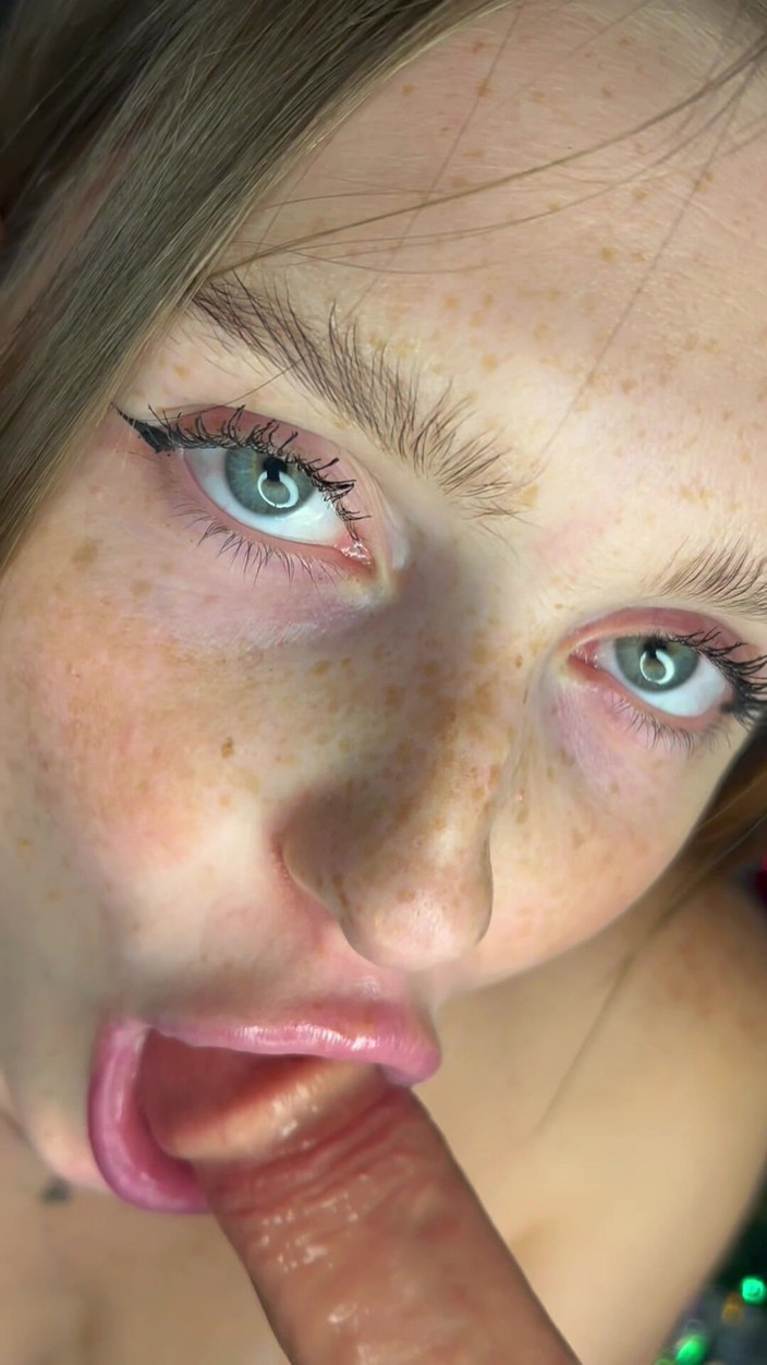 Lovelly_molly: Dari dekat kamera bermain dengan dan dengan semua bagian tubuh...