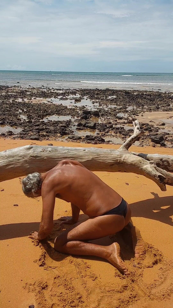 Ladysilvas: Ladysilva Femboy na plaży pokazując swoje majtki tyłek