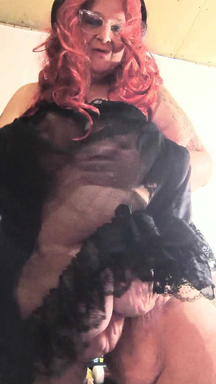 HerculesnVENUS: यू मेरी बात सुनने जा रही है कुतिया उस डोनट स्ट्रिप के साथ अपना मुंह बंद कर रही है और मेरे चेहरे पर फुहार छोड़ रही है