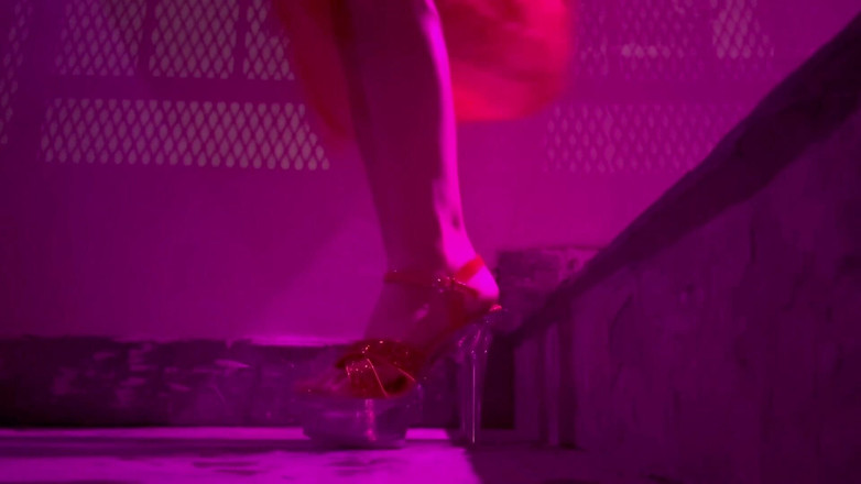 Artemisia Love: Italiana quente milf Artemisia Love vestindo lingerie sexy e salto...