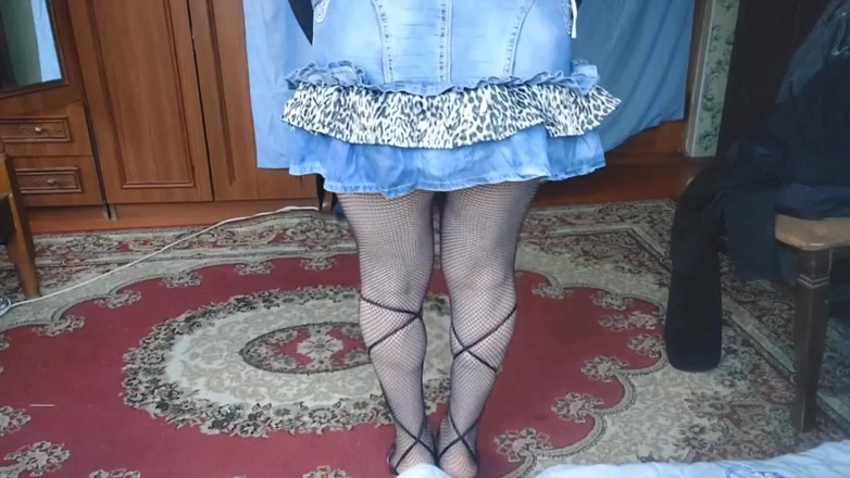 Kitty_Cross: Wspaniały femboy ubrany w błyszczące rajstopy pod śliczną sukienką