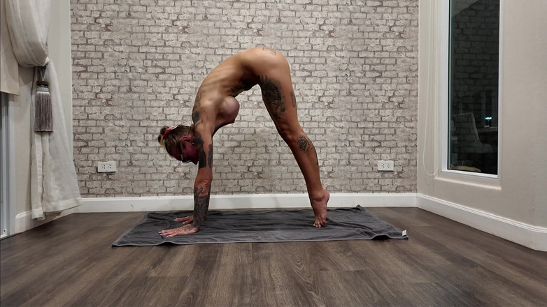 Skully inkson: Nude Yoga