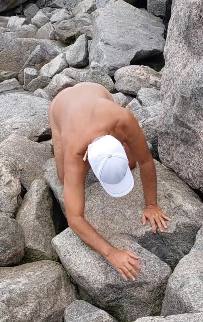 Ladysilvas: Обнаженная Ladysilva показывает на улице свою горячую загорелую задницу с меткой