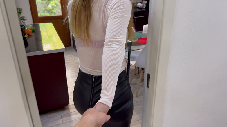 Milfetta: 我的继母让我洗干净并射精！