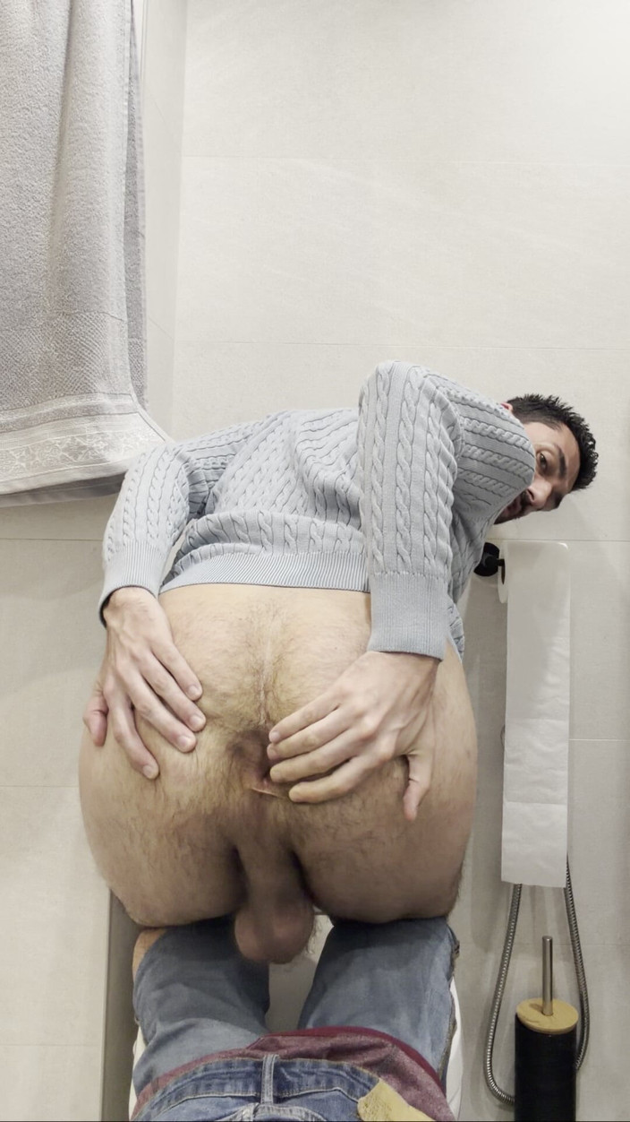 Liam Harding: Hot Mature Stepdaddy Jerking off and Showing Ass