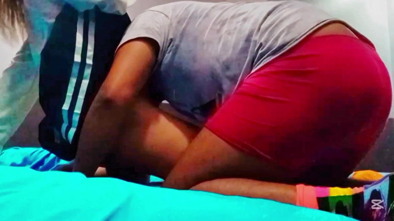 Ladyboy69: 20 yaşındaki güzel trans arkadaşım meraklı heteroseksüel üvey erkek kardeşime hükmediyor