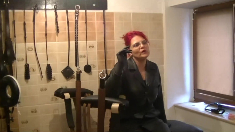SassyTiff: Godin Andreea opgewonden haar toilet in een doorzichtige catsuit