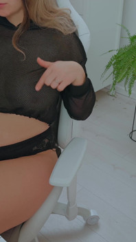 Chubby MILF Fucks Herself with a Black Dildo While Playing on the Computer