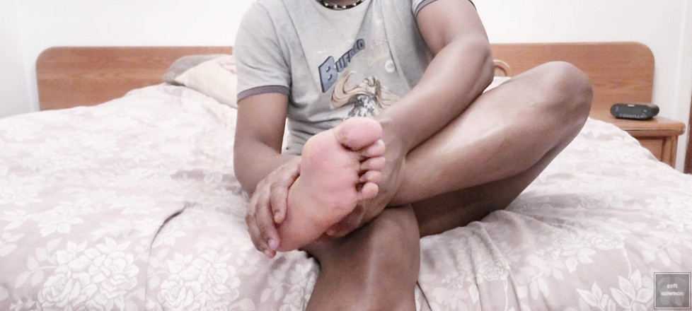 Soft Soleman: Dotýkám se nohou a můj rozkrok (2025)