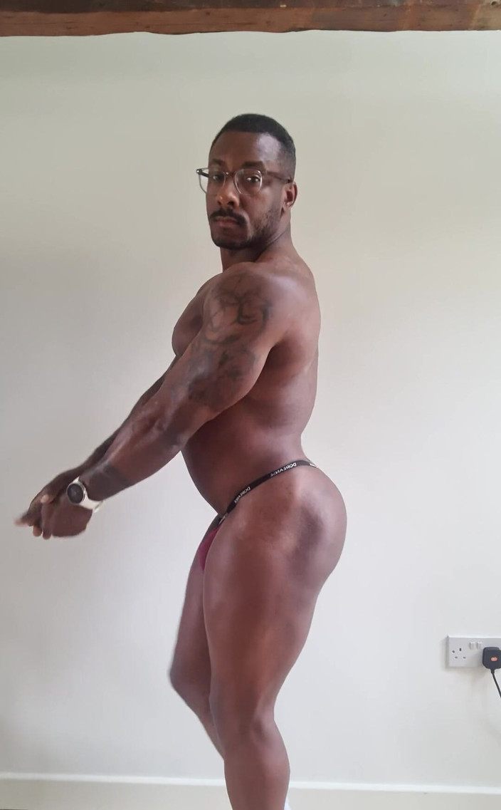 Amadeus: Musculosa posando para #posemode do treinador