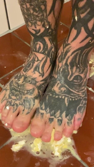 VikingsFeet: Feet Vs. Raw Egg