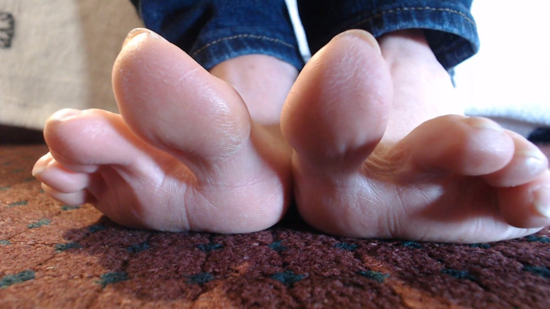 Abby Anna: Long toenails