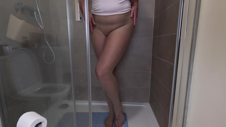 Emma Voyeur: Chica Mojando Pantimedias En El Ducha