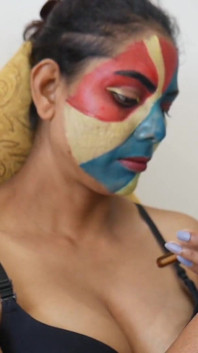 Sexy Shraddha wordt geil terwijl ze aftrekbeurt neemt van haar hete lerares