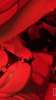 Il ragazzo riceve una doccia dorata prima della sua sessione di pegging