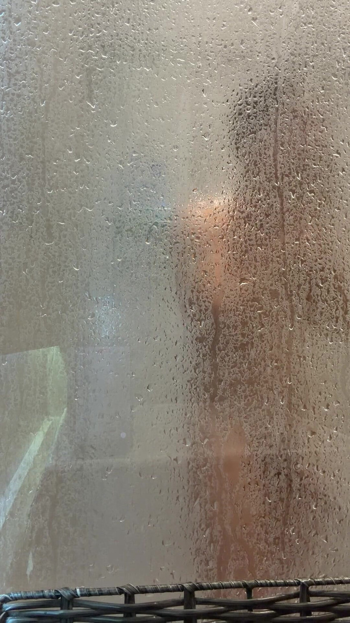 joanraay: Min styvbror kom på besök och lämnade dörren öppen medan han...