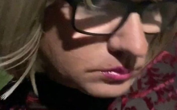 CindieLove: Curvă exhibiționistă complet dependentă de travestit