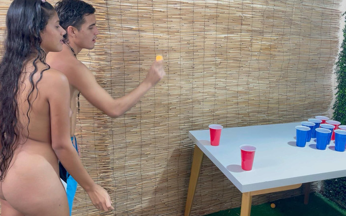 SOFIAYRIKY: Ho battuto la mia sorellastra al gioco e finisco per...