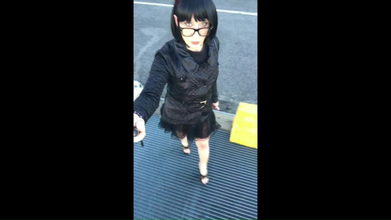 Andreina Naty: Andreina jest uwodzicielką na ulicy - niesamowite nogi i szpilki