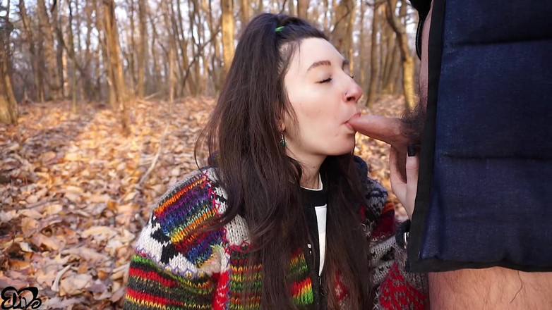ElivaLove: Blowjob keras di dalam hutan (dengan menelan) kepada zakar berbulu