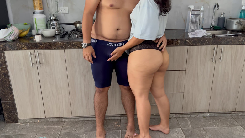 MaRaSexx: Красива зведена сестра в короткому костюмі трахається і наповнюється молоком