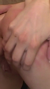 Ihr arsch und ihre muschi warten darauf, von einem langen schwanz gefickt zu werden