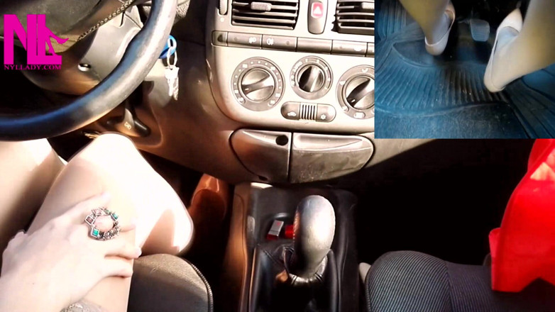 Nyllady: Sensual condução em bombas nuas de Gianvito Rossi e punhetando...