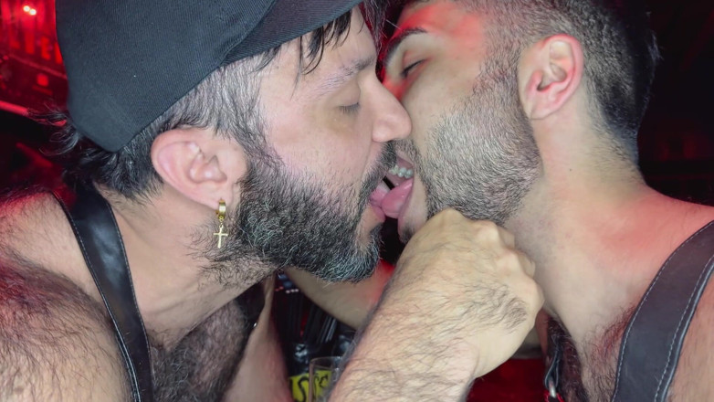 FausterRico: キスから始まり、彼がバーの上で激しく突きつけて終わった